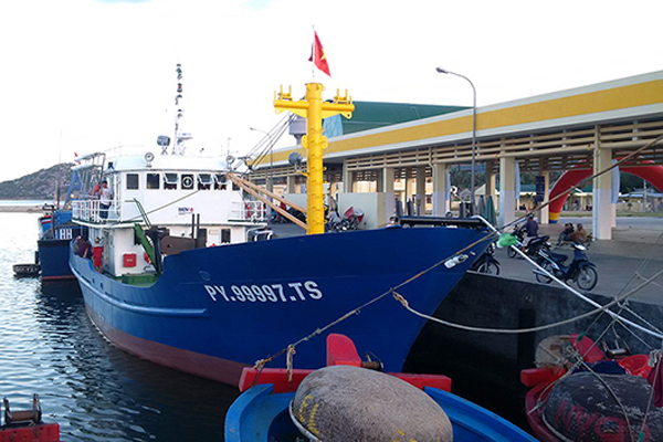 Phú Yên bàn giao tàu cá vỏ thép cho ngư dân