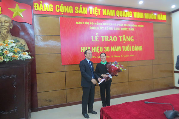 Đồng chí Nguyễn Thị Thu Nguyệt nhận huy hiệu 30 năm tuổi Đảng