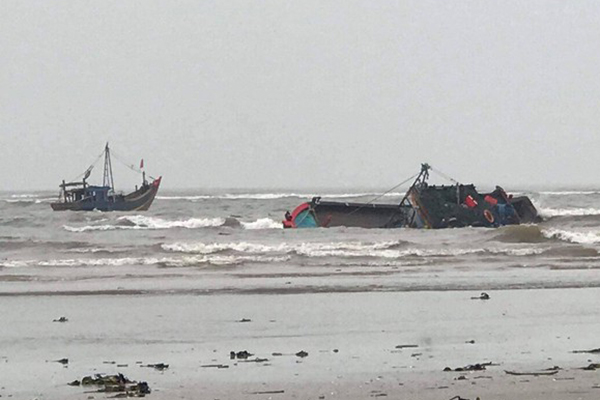 Nghệ An: Tàu cá bị chìm trên biển