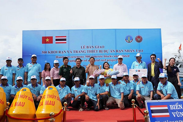 Ca Mau held a hand-over ceremony of 500 blocks of reefs and equipment for the project of artificial reefs on the seawaters of Ca Mau province