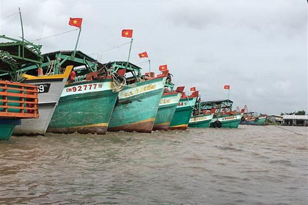 Cà Mau: Trao tiền hỗ trợ cho ngư dân bị nạn