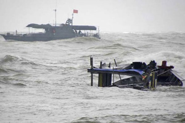 Tàu Kiểm ngư KN 360 cứu nạn thành công ba tàu Quảng Ngãi  bị nạn trong bão số 10