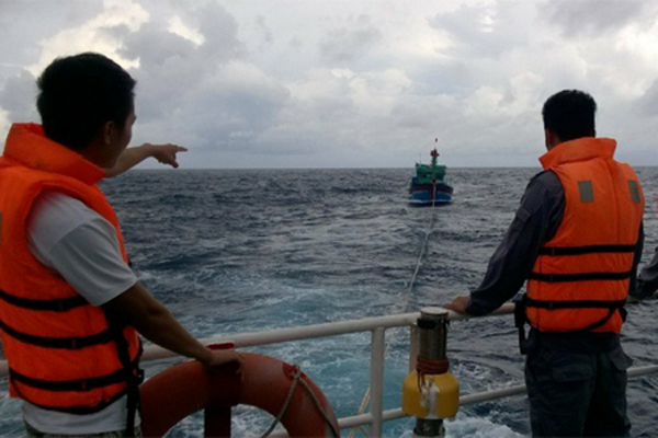 Tàu Kiểm ngư cứu hộ tàu cá và ngư dân gặp nạn trên biển
