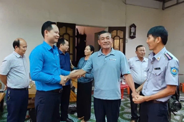 The Department of Fisheries and the Vietnam Fisheries Union supporting fishermen affected by typhoon Yagi in centrel region