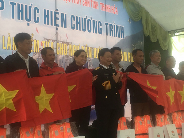 Chương trình “Hải quân Việt Nam làm điểm tựa cho ngư dân vươn khơi, bám biển” năm 2020