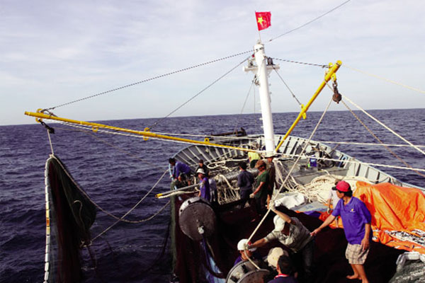 Phát triển nghề khai thác viễn dương và tổ chức đưa ngư dân đi khai thác hải sản ở vùng biển một số nước
