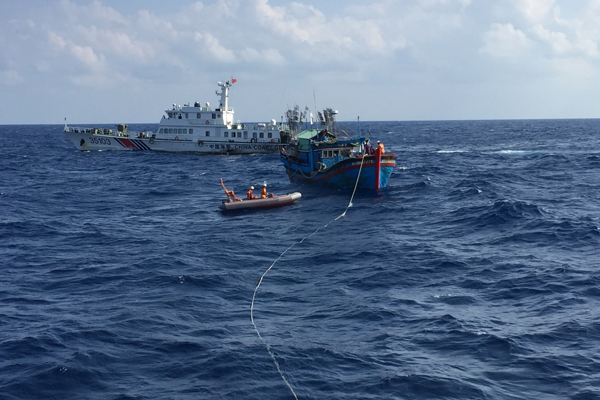 Lực lượng Kiểm ngư hỗ trợ lai dắt tàu cá gặp sự cố trên biển
