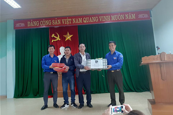 Hà Tĩnh: Đoàn cơ sở Sở Nông nghiệp và PTNT tặng quà Tết và 1000 lá Cờ Tổ quốc cho bà con ngư dân tại xã Thạch Kim, huyện Lộc Hà