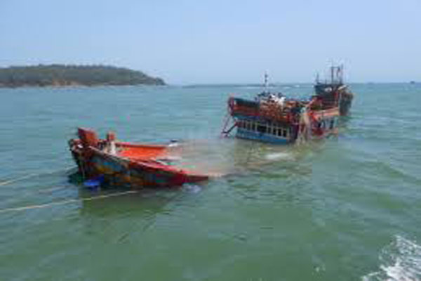 Một ngư dân Nghệ An bị rơi xuống biển mất tích