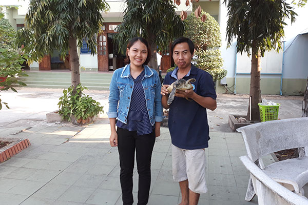 Bình Thuận: Vợ chồng bắt xe đò gần 100 cây số để bàn giao cá thể rùa biển