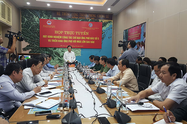 Phó Thủ tướng Chính phủ Trịnh Đình Dũng chủ trì họp rút kinh nghiệm công tác ứng phó bão số 5