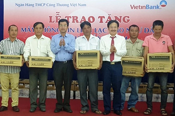 Quảng Bình: Trao tặng máy thông tin liên lạc cho ngư dân