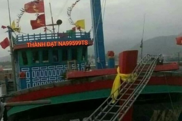 Nghệ An: tàu cá bốc cháy trên biển lúc rạng sáng, các thuyền viên an toàn