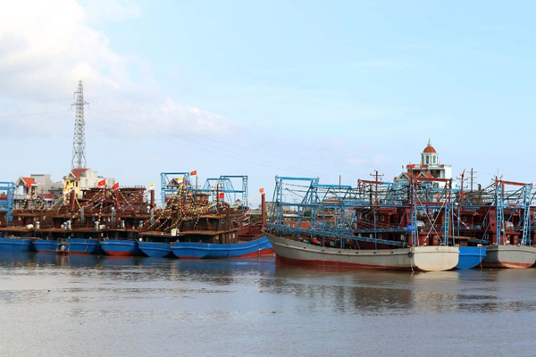 Nam Định: tăng cường kiểm tra, kiểm soát 24/24 giờ đối với tàu cá rời cảng và cập cảng