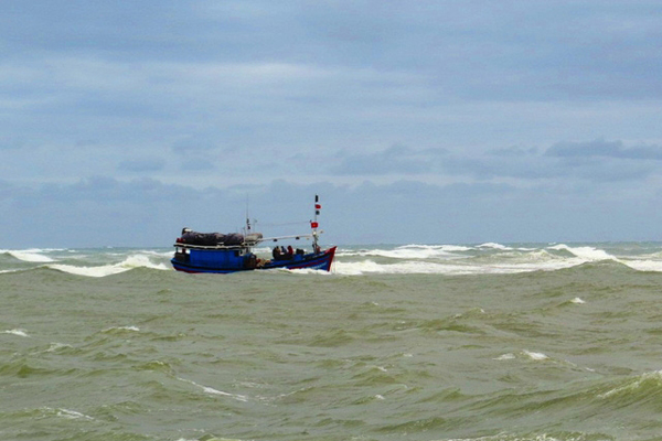 Bình Định: Tàu cá BĐ 93241 TS bị tàu nước ngoài đâm chìm