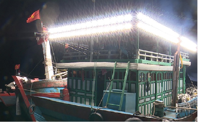 Ứng dụng đèn LED trên tàu cá của ngư dân mang lại nhiều hiệu quả rõ rệt