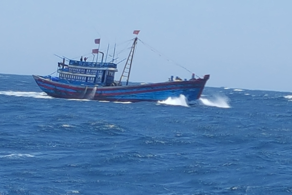 Ngư dân Phú Yên gặp nạn, tàu Quảng Ngãi hỏng máy thả trôi