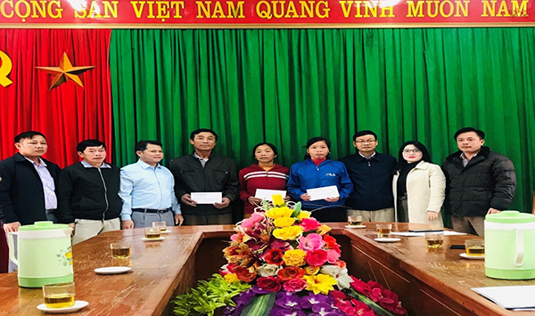 Trao tiền hỗ trợ cho ngư dân ngư dân tỉnh Nghệ An gặp tai nạn rủi ro trên biển