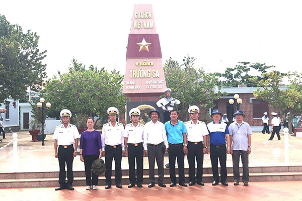 Đoàn công tác Bộ Nông nghiệp và PTNT thăm và động viên quân, dân huyện đảo Trường Sa