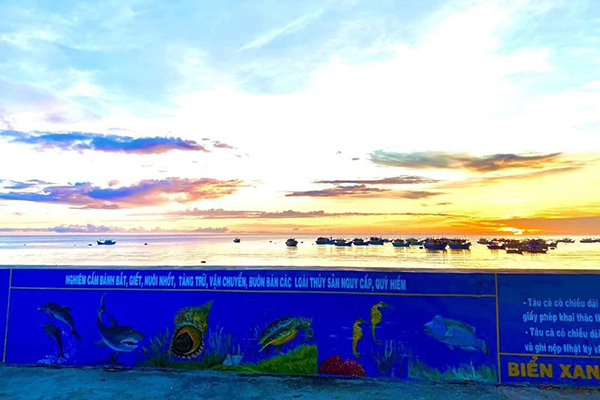 Huyện đảo Phú Qúy: Vẽ tranh bích họa dọc bờ kè biển nhằm tuyên truyền bảo vệ nguồn lợi thủy sản