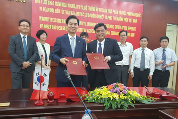 Thứ trưởng Trần Thanh Nam tiếp Bộ trưởng Bộ An toàn Thực phẩm và Dược phẩm Hàn Quốc